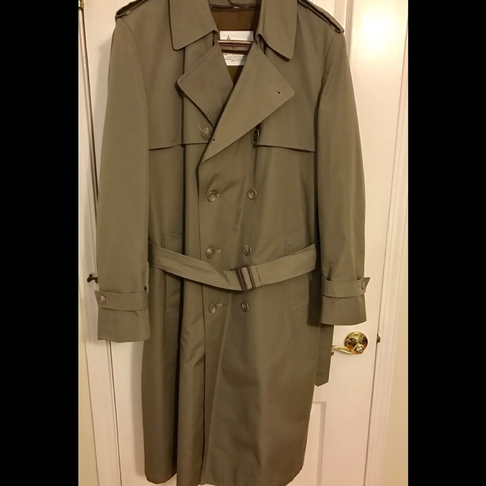 Men’s like-new London Fog Trench/Rain Coat